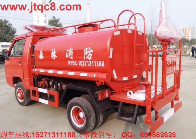 福田森林消防車(2T)適應(yīng)山間,鄉(xiāng)鎮(zhèn),鄉(xiāng)村比較窄或拐彎急的路況,是森林消防,鄉(xiāng)鎮(zhèn),鄉(xiāng)村,廠區(qū)倉(cāng)庫(kù)消防的有利消防工具。(噴射狀態(tài)可調(diào)世柱狀、霧狀、射程>25米)。