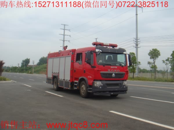 重汽6噸水罐消防車(國五)采用濟南重汽ZZ1167K501GE1型二類原裝底盤改裝而成,該車由乘員室、水液罐(車身)、泵房、器材箱及進出水泡沫系統(tǒng),具有功率大,車速高,動力強,載液量大等特點。采用加長駕駛室,乘座舒,