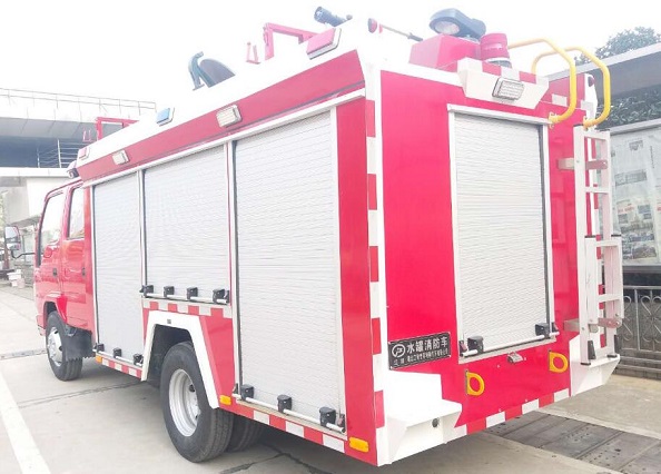 五十鈴水罐消防車(2-2.5T)罐體總?cè)莘e為2噸-2.5噸,底盤采用五十鈴鈴二類底盤QL1070A6HWY