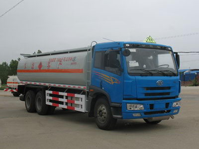 解放后雙橋國(guó)三油罐車
